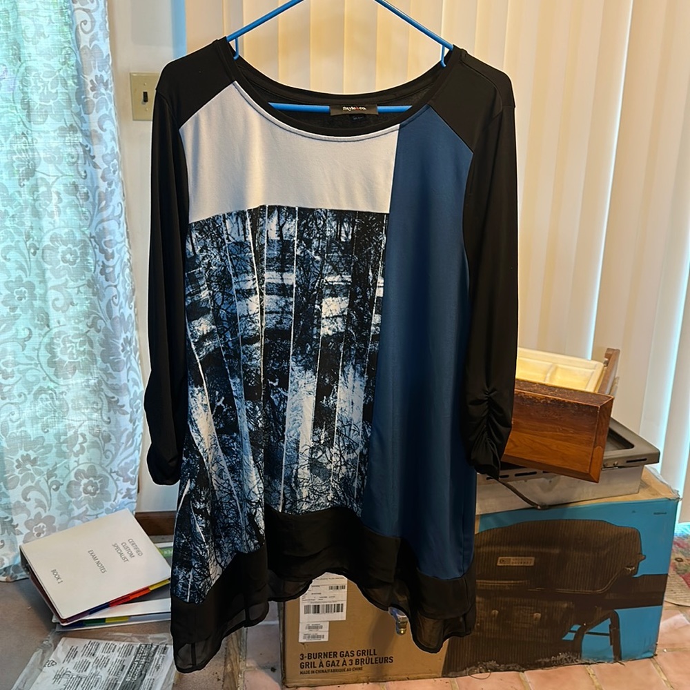 Loose fitting swing shirt with ruching on the sleeve